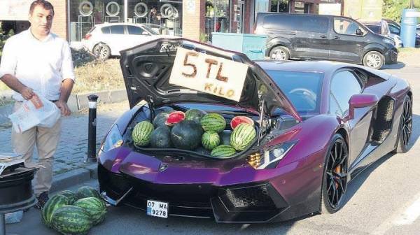 Это надо видеть: в Турции торгуют арбузами из багажника Lamborghini